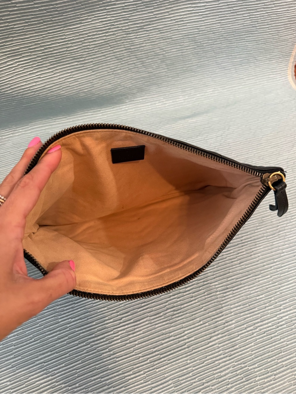 GUCCI BLACK LEATHER MARMONT ZIP POUCH PURSE - Picture 8 of 8